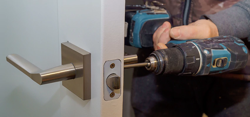 Broken Door Handle Lock Repair in Kendall West, Florida